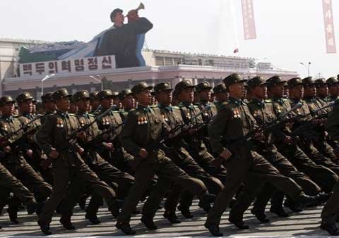 Lý giải kiểu duyệt binh lạ lùng của binh sĩ Triều Tiên