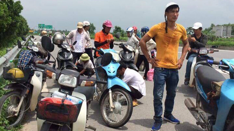 Hàng loạt xe máy dính đinh tặc trên cao tốc Hà Nội - Bắc Giang