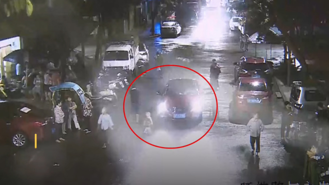 Hàng chục người nhấc bổng ô tô cứu em bé