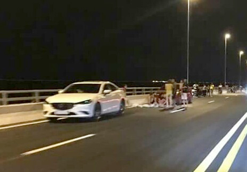 Trải chiếu nhậu trên cầu vượt biển dài nhất Việt Nam