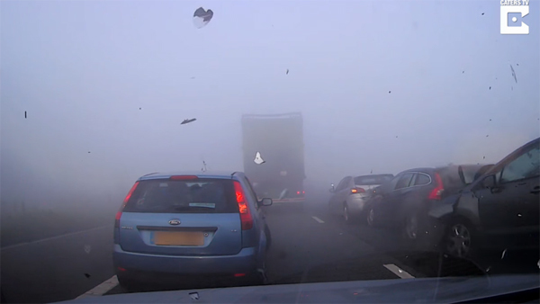 Tai nạn khủng khiếp trên cao tốc do sương mù dày đặc bất thường