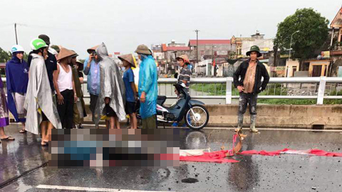 Đạp xe qua cầu, người phụ nữ bị sét đánh tử vong