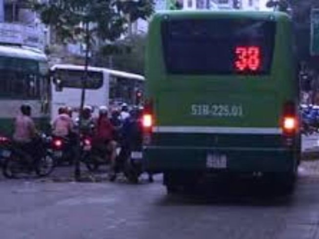 Ô tô đi trên vỉa hè sẽ bị phạt thế nào?