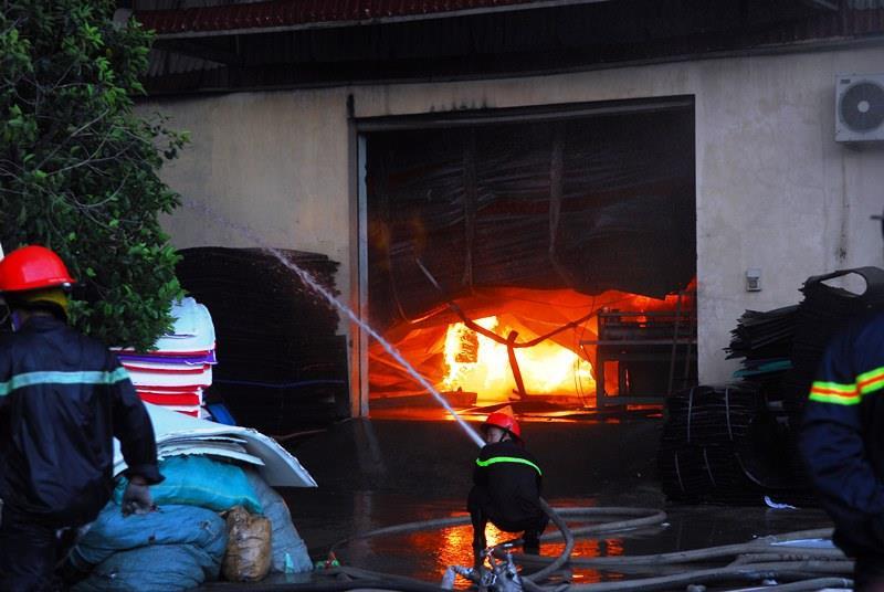 Nhà cháy đổ sập, 1 lính cứu hỏa tử vong