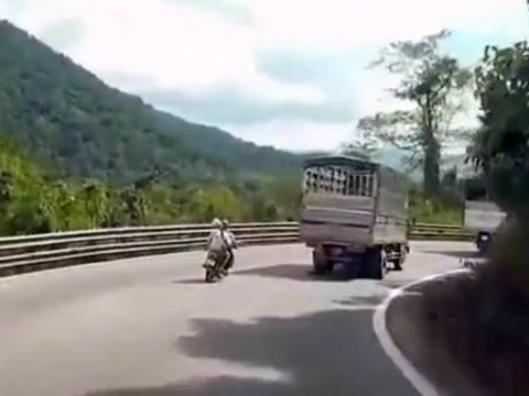 Đổ đèo như trong phim, ông bố trẻ 'ném' cả nhà xuống đường