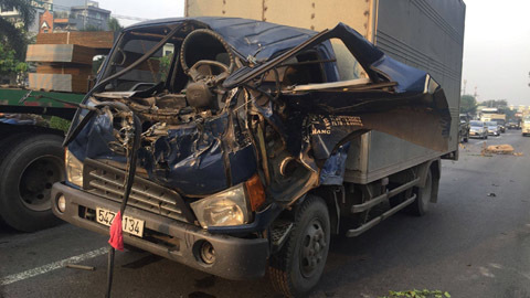 Xe tải húc nhau, tài xế chết kẹt trong cabin