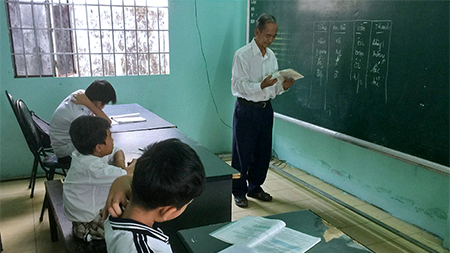 Thầy giáo 78 tuổi miệt mài dạy học miễn phí cho hàng trăm trẻ nghèo