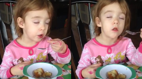 Bé gái gây sốt vì cố cưỡng lại cơn buồn ngủ để ăn bánh