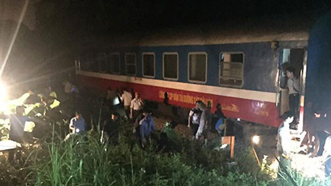 Tàu chở hơn 200 khách bị trật bánh ở Thanh Hóa