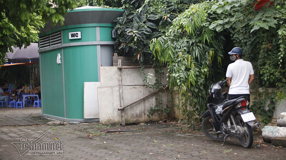 Hà Nội: Quý ông xả van cạnh nhà vệ sinh khóa trái