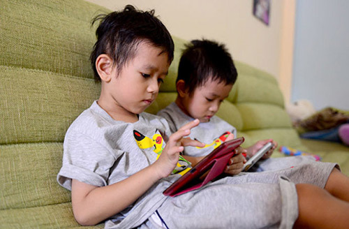 Bỏ điện thoại xuống để cứu vãn một ‘thế hệ cúi đầu’