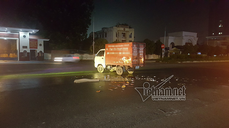 Phóng nhanh trong mưa, nam thanh niên đâm thẳng vào xe tải