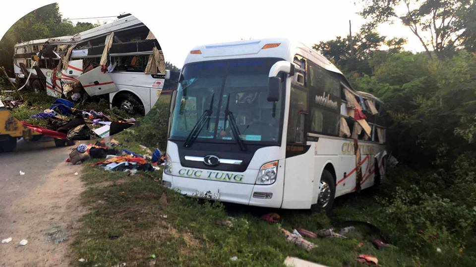 Xe khách đối đầu xe container, 2 người chết