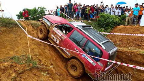 Xem ô tô cắm đầu xuống hố rồi leo núi