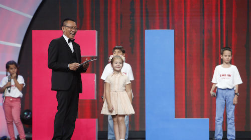 Cô bé 5 tuổi trổ tài nói 8 thứ tiếng trên sân khấu Mặt trời bé con: