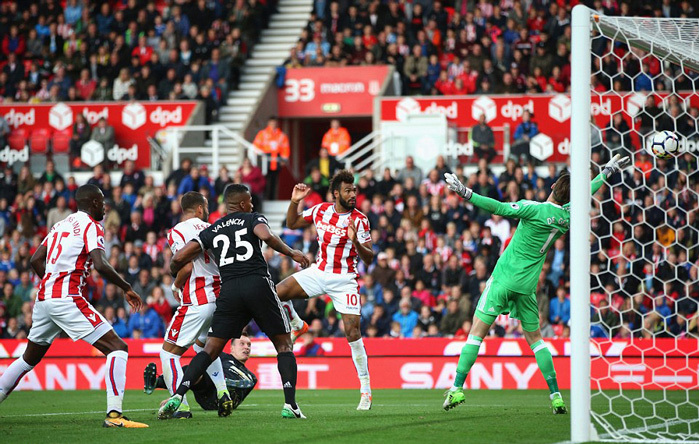 Hàng thủ hớ hênh, MU đứt mạch thắng