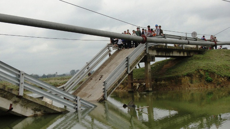 Sập cầu đang thi công, 3 người bị vùi lấp