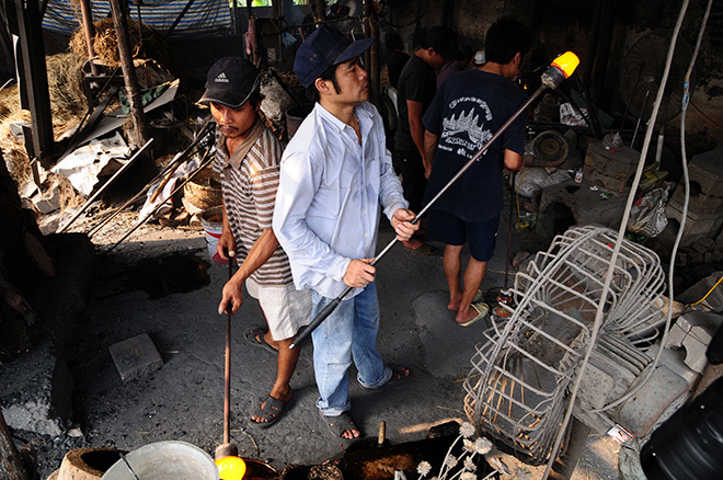 Bí mật về quy trình sản xuất chiếc cốc vại bia 'huyền thoại'