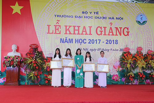 Trao học bổng Dạ Hương cho 4 nữ sinh ĐH Dược
