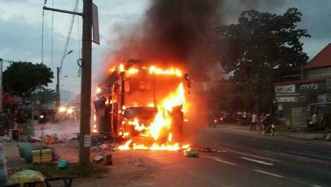 Xe giường nằm bốc cháy, tài xế hô khách tháo chạy