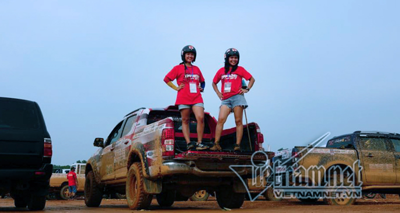 Hai bóng hồng đua xe khiến cánh mày râu ngả mũ