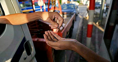 Tài xế đồng loạt dùng tiền xu trả phí BOT Biên Hoà