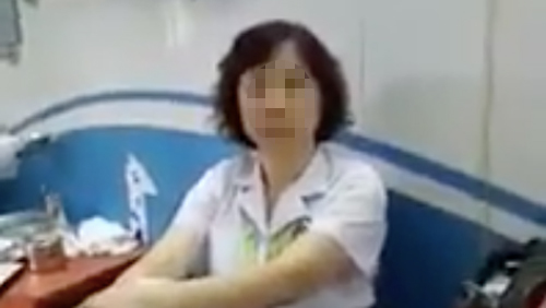 Bác sĩ gác chân lên ghế