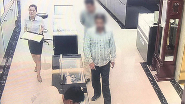 2 người nước ngoài trộm đồng hồ hơn 200 triệu bị tóm ở Hà Nội