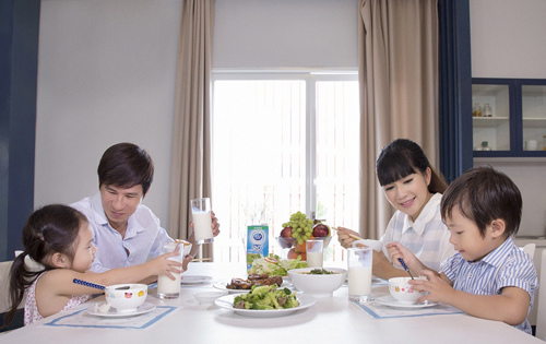 Dạy con năng động sáng tạo như vợ chồng Lý Hải