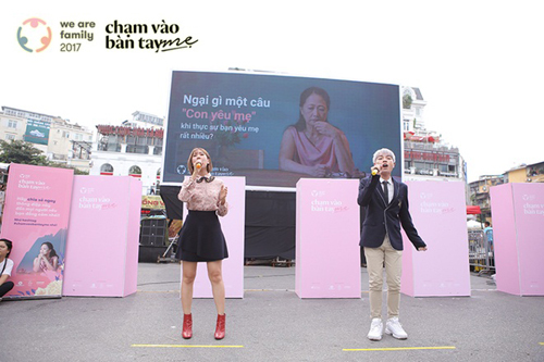 Hình ảnh mẹ chia sẻ trên màn hình billboard giữa Hà Nội