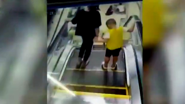 Vài giây xao nhãng, mẹ để thang cuốn