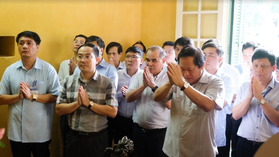 Lãnh đạo Bộ TT&TT thắp hương tưởng niệm Bác Hồ