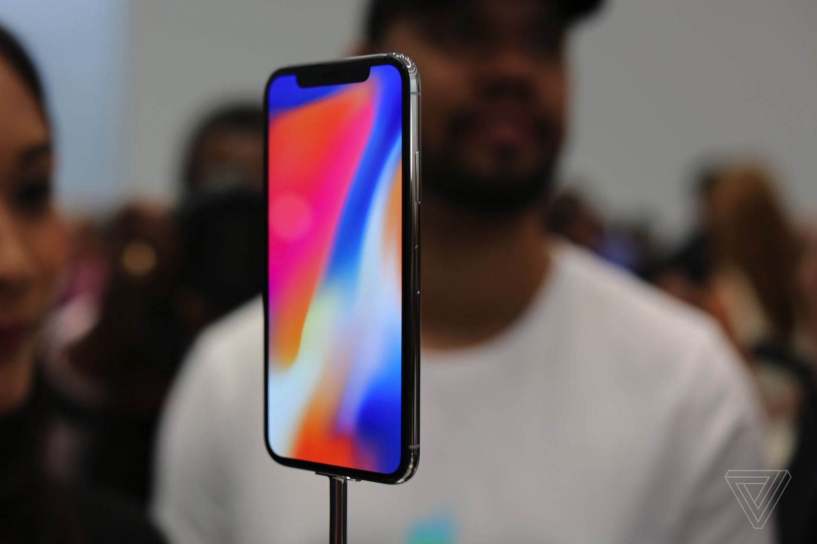 Cận cảnh iPhone X: Mẫu điện thoại xịn hơn cả iPhone 8