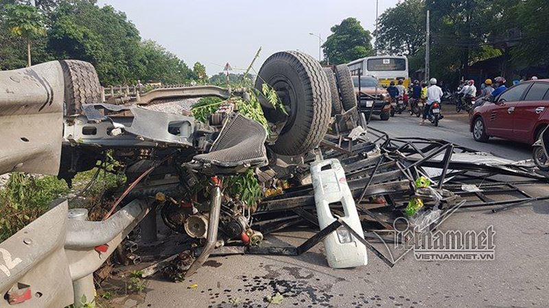 Hà Nội: Tàu đâm nát bét xe tải cố băng qua đường sắt
