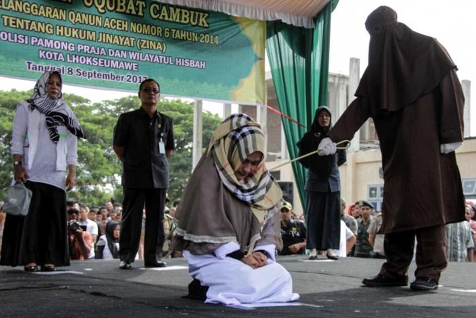Đứng gần trai lạ, một phụ nữ Indonesia bị đánh nhập viện