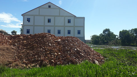 Lấn sông xây nhà