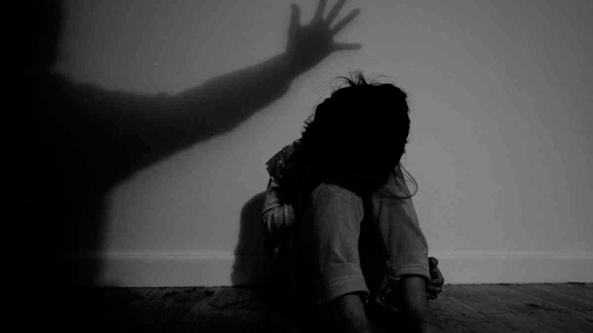 Điều tra gã hàng xóm dâm ô bé gái động kinh