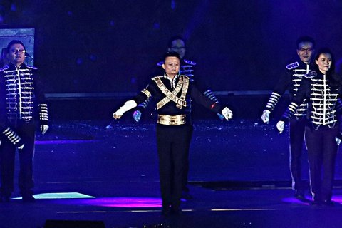 Xem tỷ phú giàu nhất Trung Quốc nhảy Michael Jackson