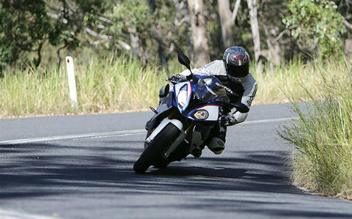 Mẹo tránh tai nạn khi cua góc điểm mù cho lái xe máy