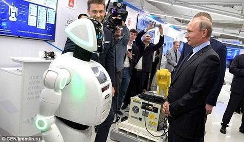 TT Putin bị người máy nhận diện giữa đám đông