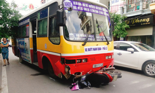 Xe buýt lấn làn, đâm chết nữ hộ sinh