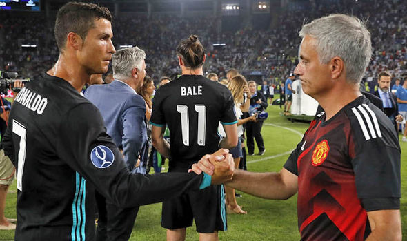 Ronaldo giận run Mourinho, Barca 