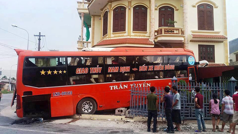 Xe giường nằm lao vào nhà 3 tầng