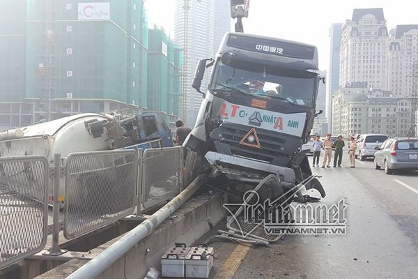 Đâm xe tải, xe bồn lật ngang trên đường vành đai 3