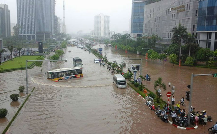 Mưa to Hà Nội như sông: Cần bản đồ cảnh báo điểm ngập