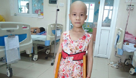 Bé gái nguy cơ bị cụt cả 2 chân vì ung thư xương