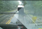 Thót tim xem cảnh cây đổ trúng xe đang chạy tránh bão ở Mỹ
