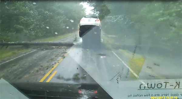 Thót tim xem cảnh cây đổ trúng xe đang chạy tránh bão ở Mỹ