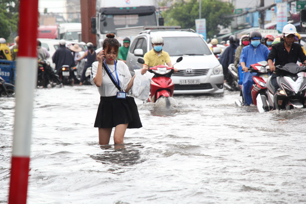 Mưa lớn, Sài Gòn tê liệt nhiều tuyến đường