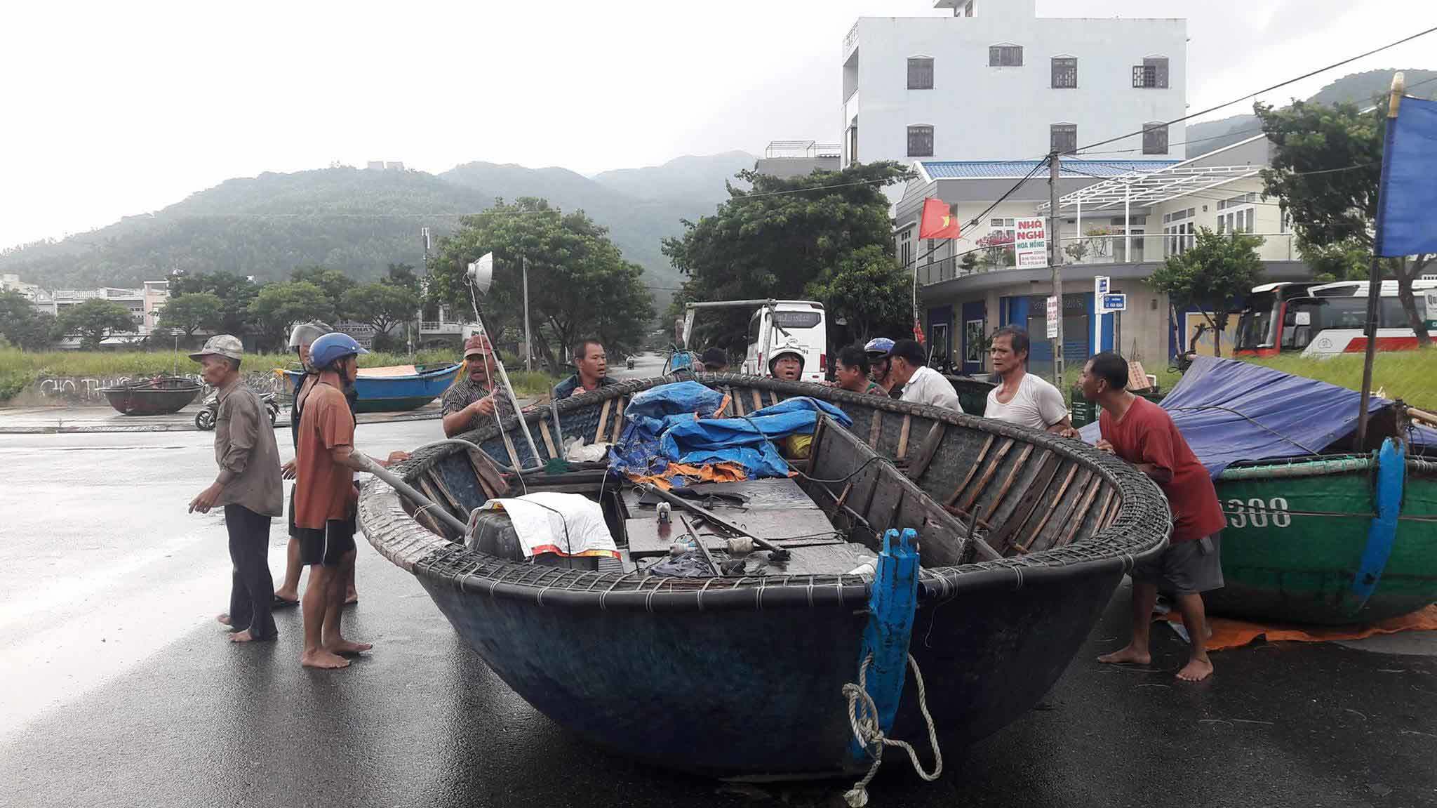 'Siêu bão' số 10: Miền Trung sơ tán hàng vạn dân